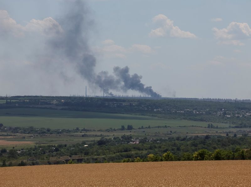 &copy; Reuters. FILE PHOTO: Vuhlehirsk's heat power plant burns in the distance after a shelling, amid Russia's attack on Ukraine, near the town of Svitlodarsk, Donetsk region, Ukraine July 13, 2022. REUTERS/Gleb Garanich