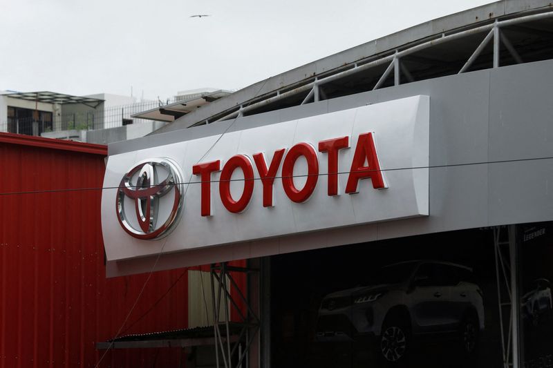 © Reuters. Toyota logo is seen at a Toyota Society Motors showroom in Karachi, Pakistan, July 27, 2022. REUTERS/Akhtar Soomro