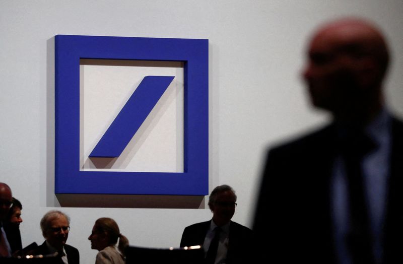 © Reuters. FILE PHOTO: Employees of Deutsche Bank gather ahead of the bank’s annual shareholder meeting in Frankfurt, Germany, May 23, 2019. REUTERS/Kai Pfaffenbach