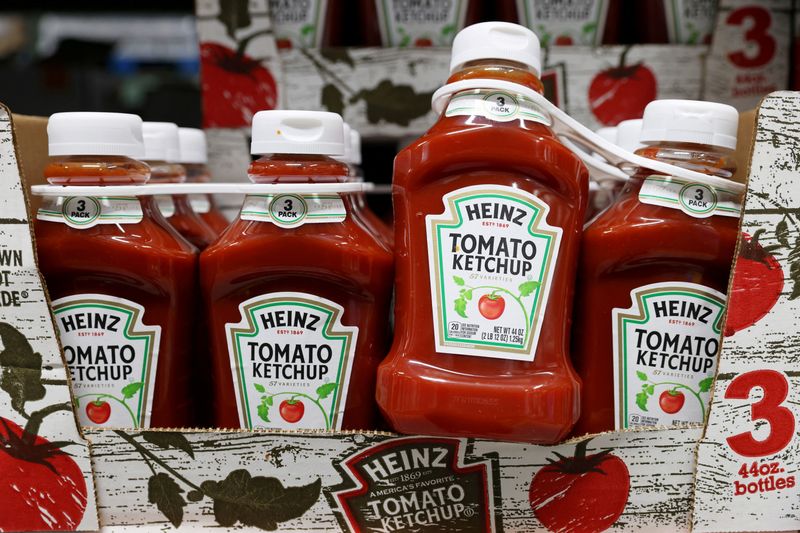 &copy; Reuters. FILE PHOTO:  Bottles of Heinz Tomato Ketchup, owned by the Kraft Heinz Company, are seen for sale in Queens, New York, U.S., November 16, 2021. REUTERS/Andrew Kelly/File Photo