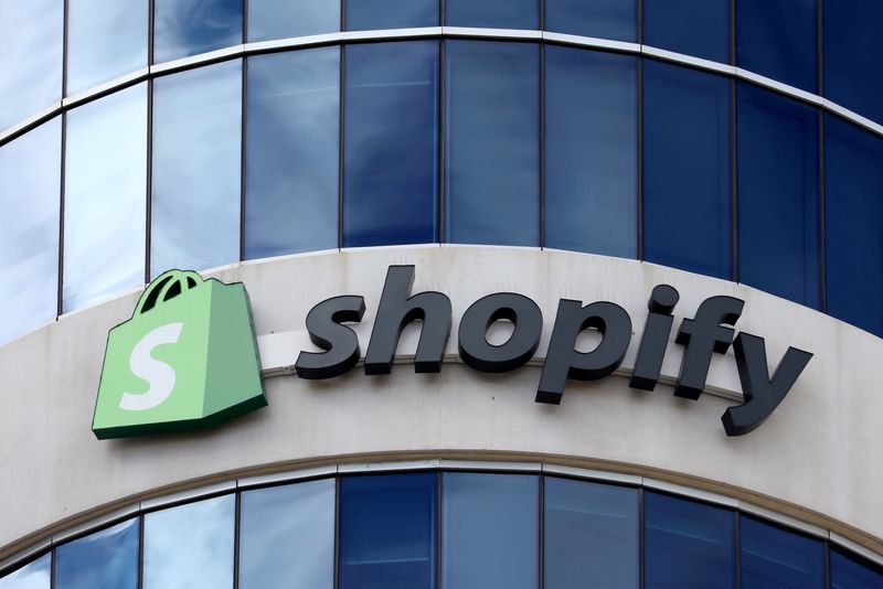 &copy; Reuters. FILE PHOTO: The logo of Shopify is seen outside its headquarters in Ottawa, Ontario, Canada, September 28, 2018. REUTERS/Chris Wattie/File Photo 