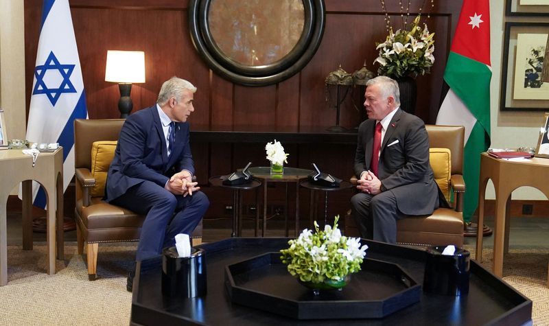 &copy; Reuters. العاهل الأردني الملك عبد الله مع رئيس الوزراء الإسرائيلي يائير لابيد في عمات يوم الأربعاء. صورة حصلت عليها رويترز من الديوات الملكي الأردني