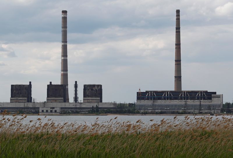 © Reuters. FILE PHOTO: A view shows the Vuhlehirska Power Station during Ukraine-Russia conflict in the town of Svitlodarsk in the Donetsk region, Ukraine May 25, 2022. REUTERS/Alexander Ermochenko