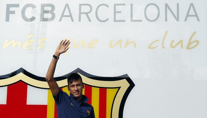 &copy; Reuters. Foto de archivo de Neymar en su presentación como refuerzo del Barcelona
Jun 3, 2013. REUTERS/Albert Gea 
