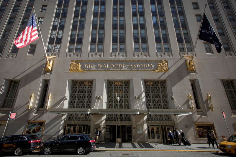© Reuters. FILE PHOTO: The Waldorf Astoria is pictured at 301 Park Avenue in New York October 6, 2014.  REUTERS/Brendan McDermid