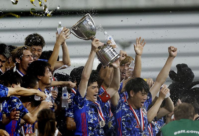 &copy; Reuters. فريق اليابان يحتفل يوم الأربعاء بالفوز على كوريا الجنوبية والحصول على لقب بطولة شرق آسيا لكرة القدم. تصوير ايسي كاتو-رويترز.
