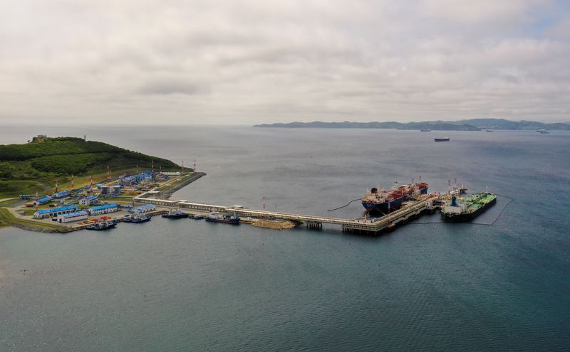 © Reuters. FILE PHOTO: An aerial view shows the crude oil terminal Kozmino on the shore of Nakhodka Bay near the port city of Nakhodka, Russia June 13, 2022. Picture taken with a drone. REUTERS/Tatiana Meel