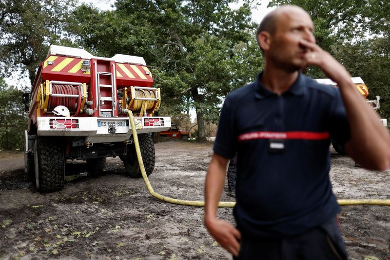 &copy; Reuters. L'incendie sur les communes de Saint-Bauzille-de-la-Sylve, Gignac et Aumelas, dans l'Hérault, est désormais contenu après avoir brûlé 800 hectares et les personnes évacuées peuvent retourner chez elles. /Photo prise le 22 juillet 2022/REUTERS/Benoi