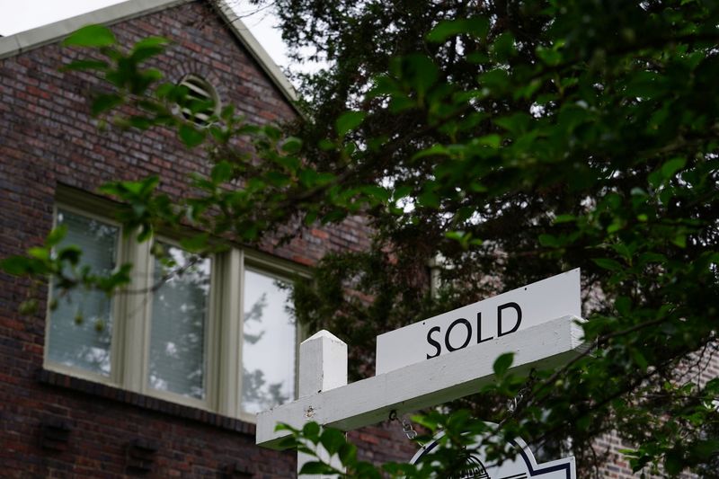 &copy; Reuters. Placa de "vendido" é vista do lado de fora de uma casa recentemente comprada em Washington, EUA, 7 de julho de 2022. REUTERS/Sarah Silbiger