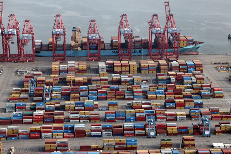 © Reuters. FILE PHOTO: Shipping containers are unloaded from a ship at a container terminal at the Port of Long Beach-Port of Los Angeles complex, in Los Angeles, California, U.S., April 7, 2021. REUTERS/Lucy Nicholson/File Photo