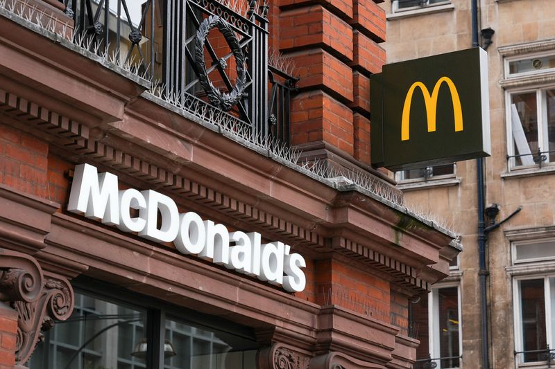 © Reuters. A view of the McDonald's logo in London, Britain July 27, 2022. REUTERS/Maja Smiejkowska