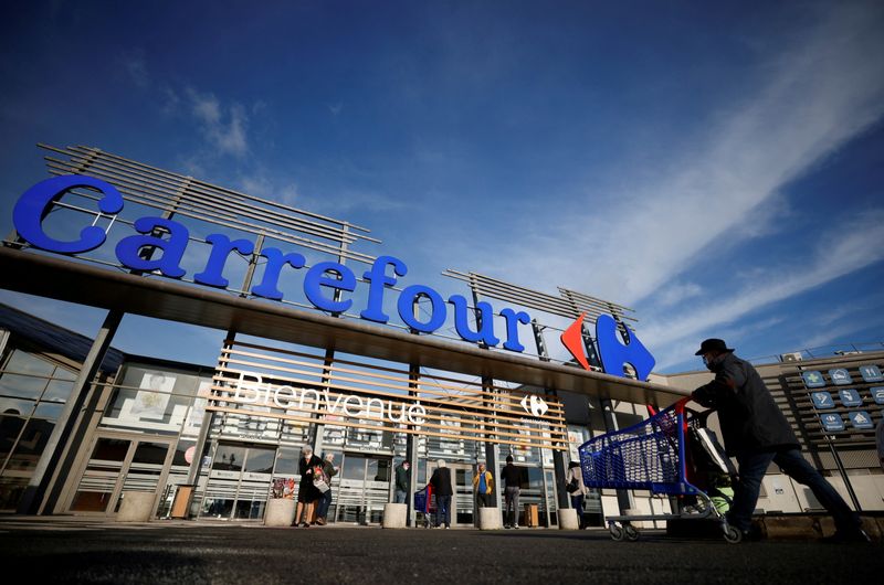 &copy; Reuters. FILE PHOTO: A customer pushes his shopping trolley in front of a Carrefour Hypermarket store in Saint-Herblain near Nantes, France January 15, 2021. REUTERS/Stephane Mahe/File Photo  