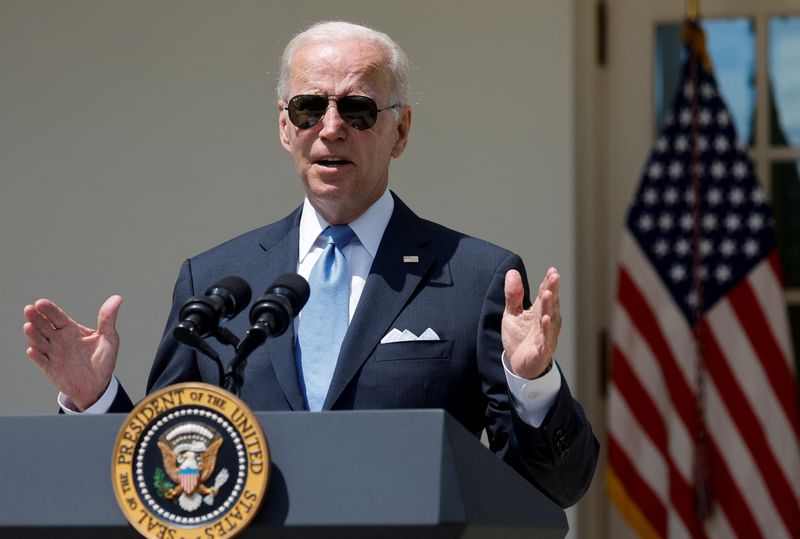 &copy; Reuters. El presidente de Estados Unidos, Joe Biden, hace comentarios al personal en el Rose Garden cuando regresa del aislamiento de COVID-19 para trabajar en la Oficina Oval de la Casa Blanca en Washington, EEUU, 27 de julio de 2022. REUTERS/Jonathan Ernst