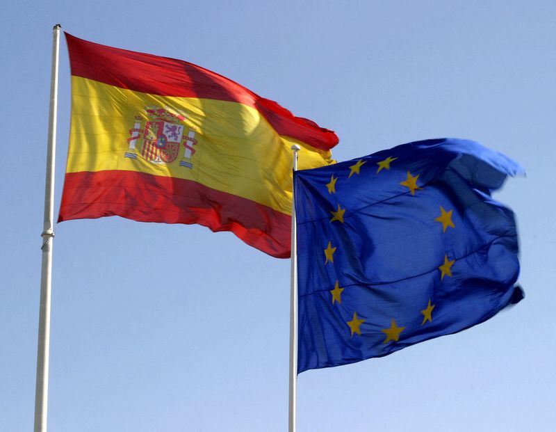 &copy; Reuters. FOTO DE ARCHIVO: La bandera de la Unión Europea ondea junto a la de España tras su izado en la céntrica plaza de Colón de Madrid. REUTERS/Susana Vera PH/WS