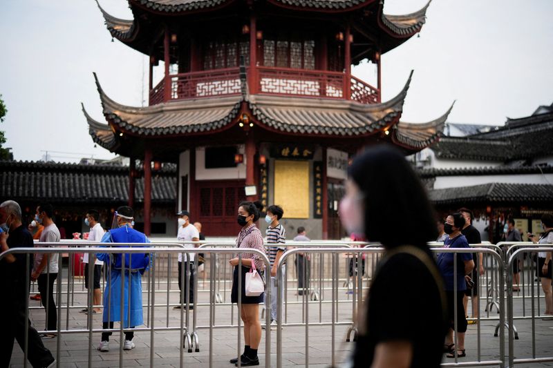 © Reuters. مواطنون ينتظرون إجراء فحص في مدينة شنغهاي الصينية في 12 يوليو تموز 2022. تصوير آلي سونغ-رويترز.