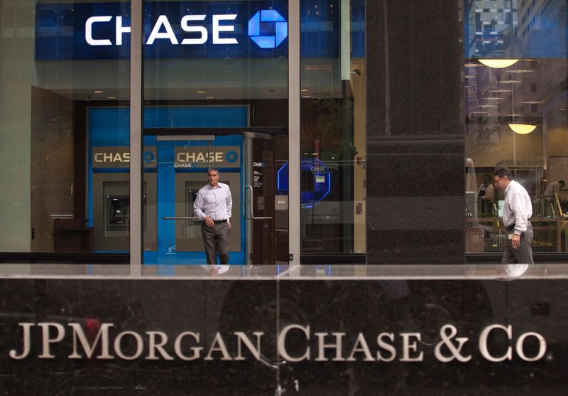 &copy; Reuters. FILE PHOTO: A customer exits the lobby of JPMorgan Chase & Co. headquarters in New York May 14, 2012. REUTERS/Eduardo Munoz