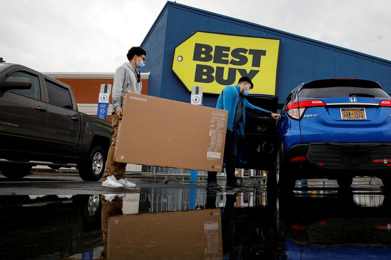 &copy; Reuters. FILE PHOTO: Shoppers exit a Best Buy store during Black Friday sales in Brooklyn, New York, U.S., November 26, 2021.  REUTERS/Brendan McDermid