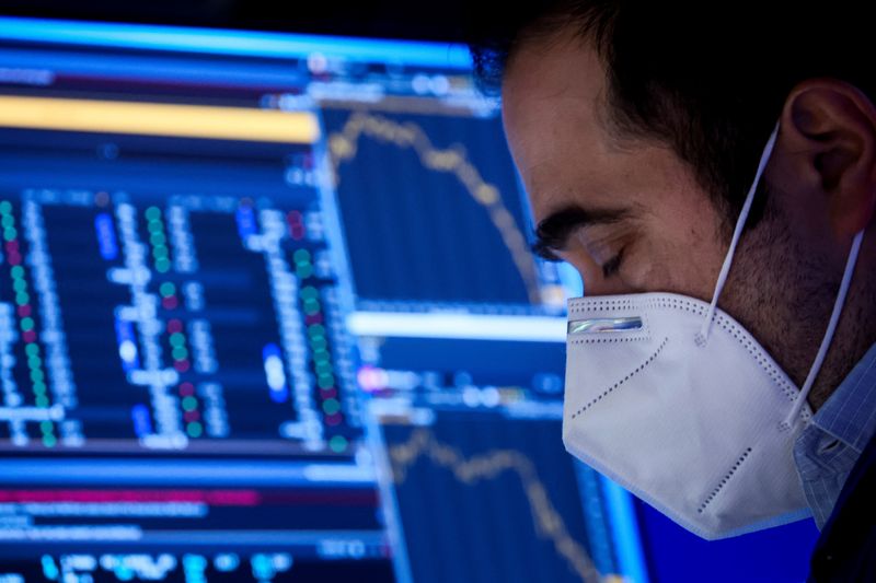 © Reuters. FILE PHOTO: A Specialist Trader works inside his post on the floor of the New York Stock Exchange (NYSE) in New York City, U.S., January 21, 2022.  REUTERS/Brendan McDermid