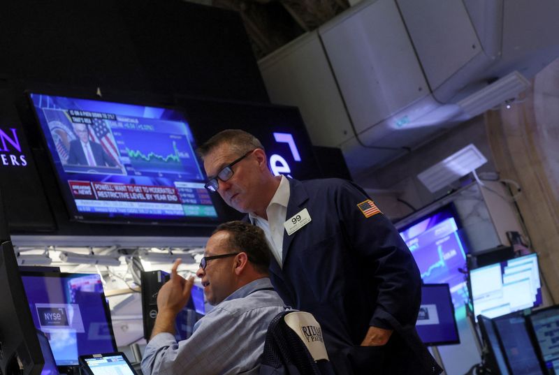 &copy; Reuters. Operadores trabalham no salão da Bolsa de Valores de New York
27/07/2022
REUTERS/Brendan McDermid