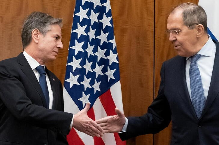 &copy; Reuters. وزير الخارجية الأمريكي أنتوني بلينكن (الى اليسار) ونظيره الروسي سيرجي لافروف في جنيف يوم 21 يناير كانون الثاني 2022. (صورة لرويترز من ممثل لوكال