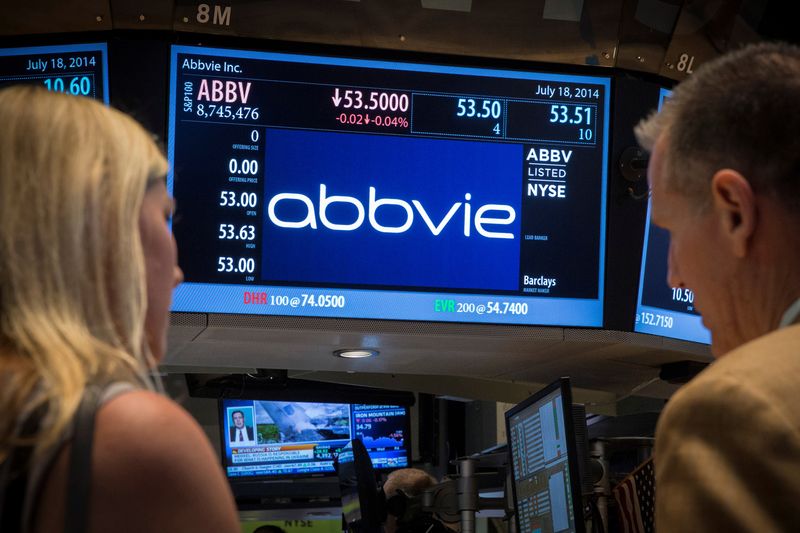 &copy; Reuters. FILE PHOTO: A screen displays the share price for drugmaker AbbVie on the floor of the New York Stock Exchange July 18, 2014.  REUTERS/Brendan McDermid/File Photo