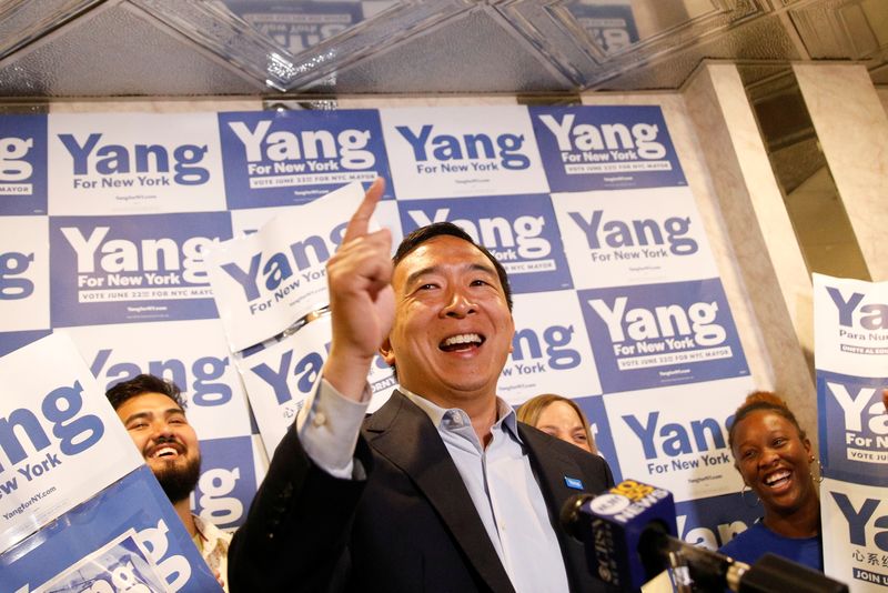 &copy; Reuters. FILE PHOTO: Andrew Yang, Democratic candidate for New York City Mayor, speaks during a campaign appearance in Brooklyn, New York, U.S., June 21, 2021.  REUTERS/Brendan McDermid