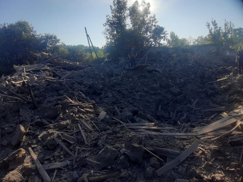 &copy; Reuters. Resgatistas ao lado de cratera em área residencial destruída por ataque russo em Donestsk
27/07/2022
Servicõ de Imprensa do Serviço de Emergências da Ucrânia/Divulgação via REUTERS