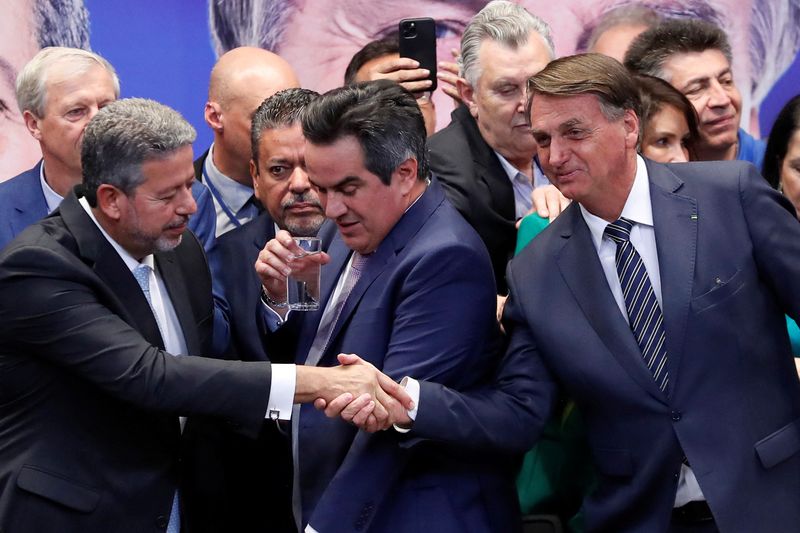&copy; Reuters. Presidente da Câmara, Arthur Lira, cumprimenta presidente Jair Bolsonaro em convenção do PP
27/07/2022
REUTERS/Adriano Machado