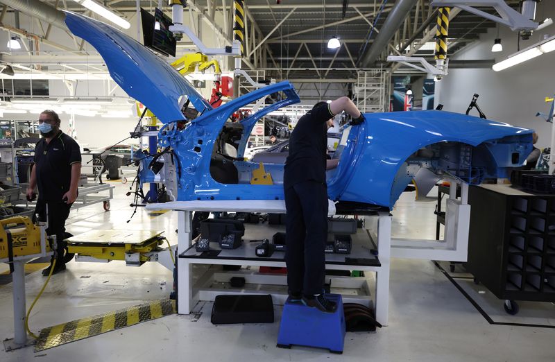 &copy; Reuters. 英自動車工業会（ＳＭＭＴ）のデータによると、６月の自動車生産台数は前年比５．６％増の７万２９４６台だった。写真は３月１６日、ゲイドンで撮影（２０２２年　ロイター/Phil Noble）