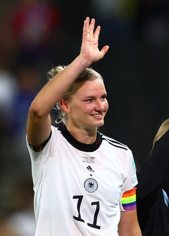 &copy; Reuters. اللاعبة الألمانية ألكسندرا بوب تحتفل بالفوز في مباراة لفريقها على فرنسا في بطولة أوروبا لكرة القدم للسيدات في ميلتون كينيز يوم الأربعاء. تص