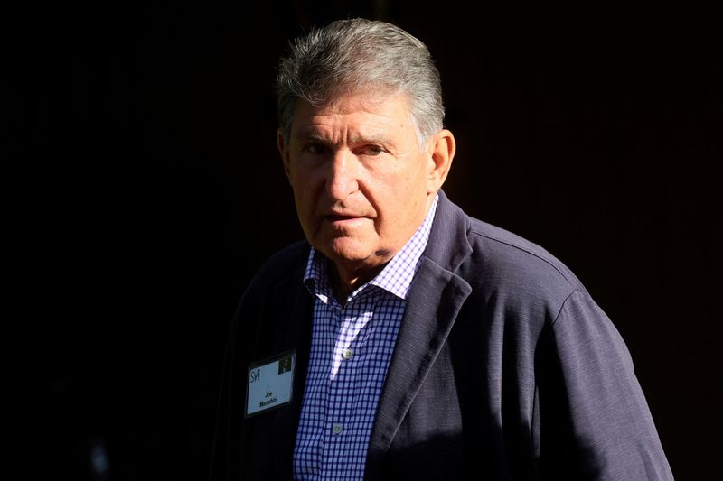 © Reuters. FILE PHOTO: U.S. Senator Joe Manchin (D-WV), attends the annual Allen and Co. Sun Valley Media Conference in Sun Valley, Idaho, U.S., July 7, 2022. REUTERS/Brendan McDermid