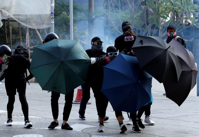 &copy; Reuters. 　７月２７日、国連の自由権規約委員会（人権委員会）は、香港の人権状況に関する報告書を発表し、香港国家安全維持法（国安法）は撤廃されるべきだと主張した。写真は傘で身を守るデ