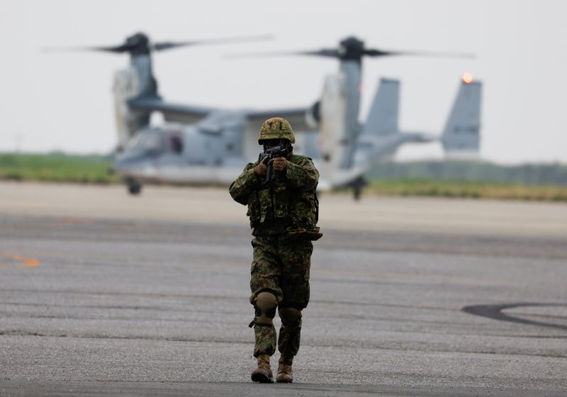 &copy; Reuters. FILE PHOTO: A Japanese Ground Self-Defense Force (JGSDF) soldier takes part in a military demonstration in front of V-22 Osprey during the Pacific Amphibious Leaders Symposium 2022 (PALS22) at JGSDF Kisarazu base in Kisarazu, east of Tokyo, Japan June 16,