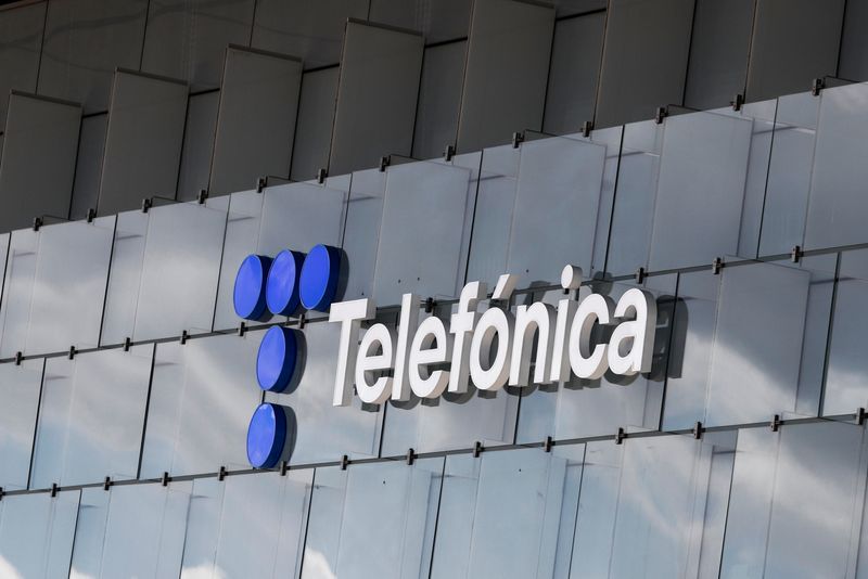 &copy; Reuters. FILE PHOTO: The logo of Spanish Telecom company Telefonica is seen at its headquarters in Madrid, Spain, May 12, 2021. REUTERS/Sergio Perez