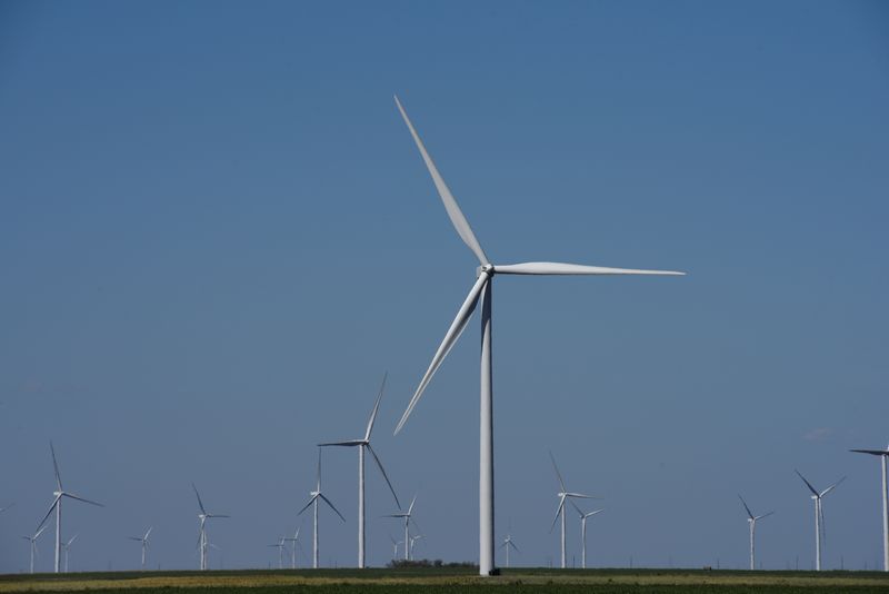 © Reuters. FILE PHOTO: Wind turbines generate power on a farm near Throckmorton, Texas U.S. August 24, 2018. REUTERS/Nick Oxford