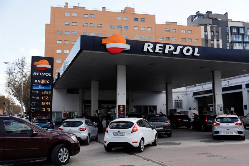&copy; Reuters. FILE PHOTO: Drivers wait to refuel at a Repsol gas station on the first day of a 20-cent-discount on each litre of fuel set by the Spanish government as part of a package of around 16 billion euros ($17.5 billion) in direct aid and soft loans to help comp