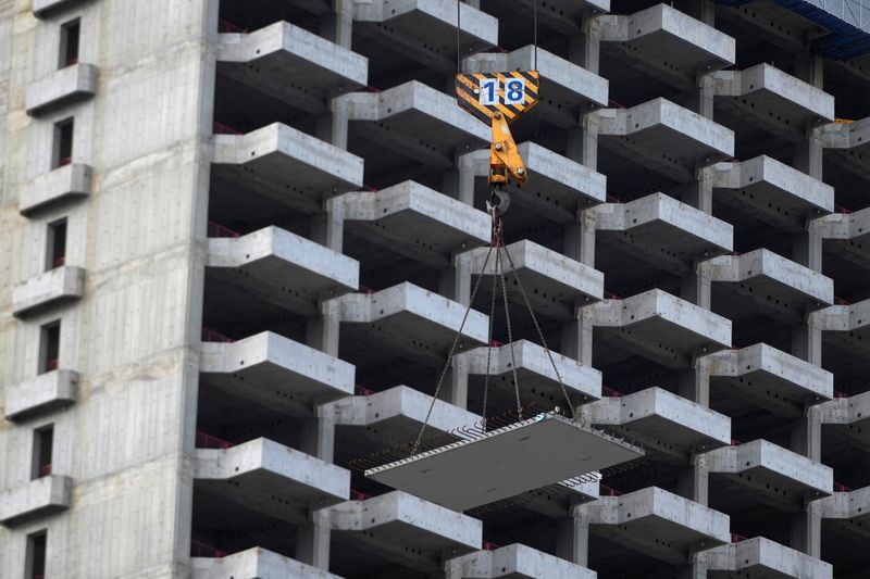 &copy; Reuters. FILE PHOTO: A crane is pictured during the construction of a building, in Shanghai, China July 20, 2022. REUTERS/Aly Song