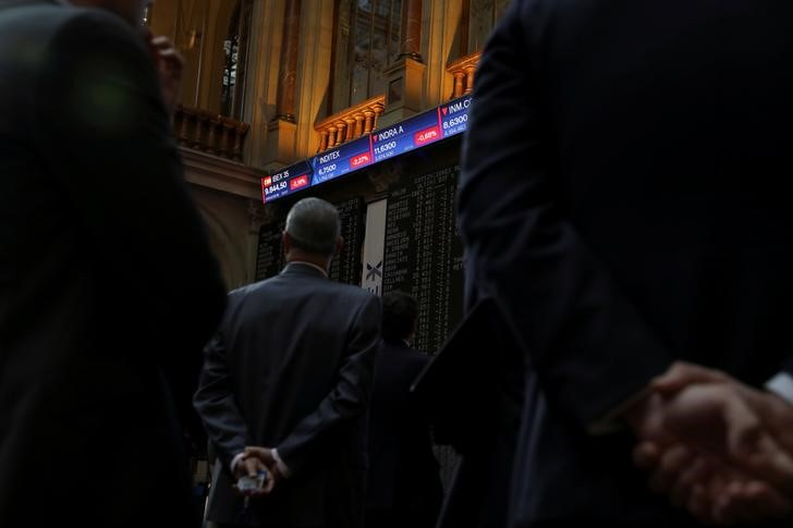 &copy; Reuters. FOTO DE ARCHIVO: Paneles electrónicos con datos de cotización en el interior de la Bolsa de Madrid