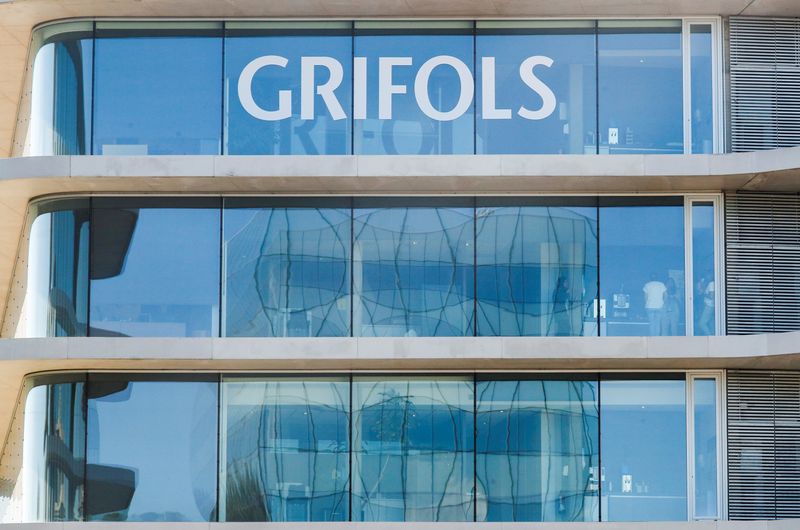 &copy; Reuters. FOTO DE ARCHIVO: El logotipo de Grifols en la sede de la empresa en San Cugat del Vallés, Cataluña, España, el 17 de septiembre de 2021. REUTERS/Albert Gea