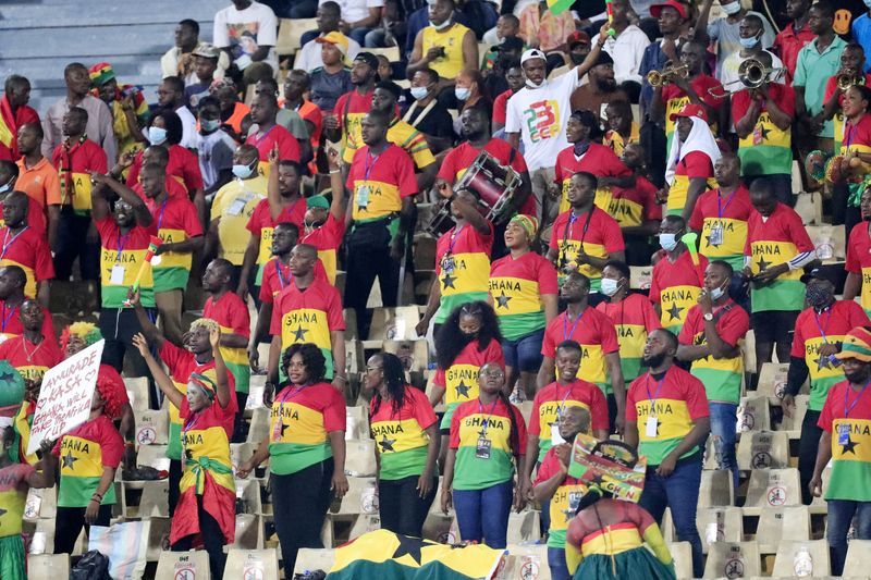 &copy; Reuters. جماهير غانا خلال مباراة للفريق في ياوندي بالكاميرون يوم 14 يناير كانون الثاني 2022. تصوير: ثائر السوداني - رويترز