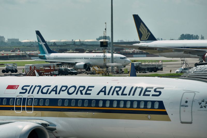 &copy; Reuters. FILE PHOTO: Singapore Airlines planes sit on the tarmac at Changi Airport in Singapore November 16, 2021. REUTERS/Caroline Chia/File Photo