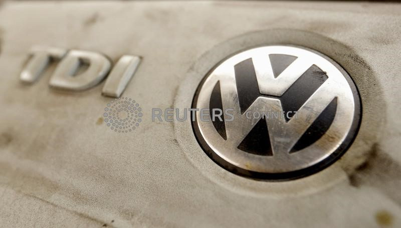 &copy; Reuters. Il logo Volkswagen è visibile su un motore diesel TDI della sua auto EOS a Zurigo, Svizzera, il 22 settembre 2015.  REUTERS/Arnd Wiegmann