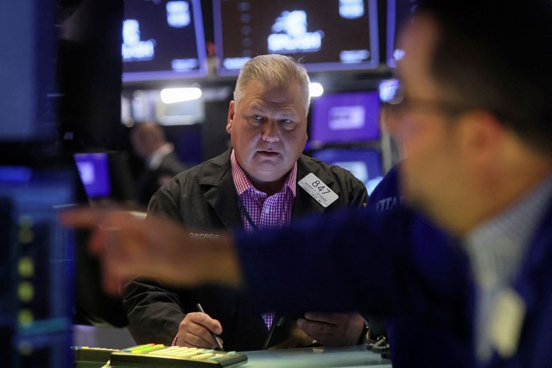 &copy; Reuters. Traders work on the floor of the New York Stock Exchange (NYSE) in New York City, U.S., July 27, 2022.  REUTERS/Brendan McDermid