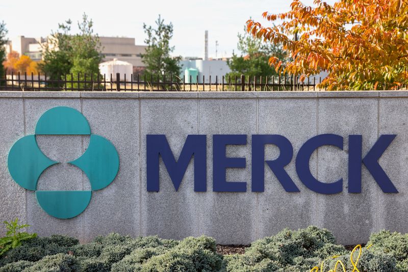 &copy; Reuters. FILE PHOTO: Signage is seen at the Merck & Co. headquarters in Kenilworth, New Jersey, U.S., November 13, 2021. REUTERS/Andrew Kelly/File Photo
