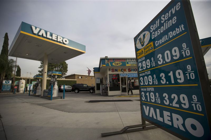 &copy; Reuters. FILE PHOTO:  The prices at a Valero Energy Corp gas station are pictured in Pasadena, California October 27, 2015.  REUTERS/Mario Anzuoni
