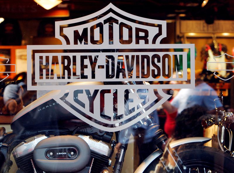 &copy; Reuters. FILE PHOTO: FILE PHOTO: Motorcycle maker Harley Davidson's logo appears on the window of a store in Boston, Massachusetts July 17, 2008. REUTERS/Brian Snyder 