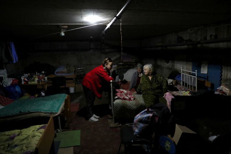 © Reuters. Nataliia Kyrychenko, member of Vilkhivka village council, farm owner who was detained by Russian soldiers while her village of Kutuzivka was occupied, talks to local residents, living inside an underground shelter amid Russia's attack on Ukraine, on the outskirts Kharkiv, Ukraine June 1, 2022. Picture taken June 1, 2022.  REUTERS/Ivan Alvarado