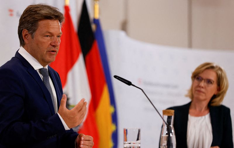 &copy; Reuters. FILE PHOTO: German Vice-Chancellor and Economy Minister Robert Habeck and Austrian Energy Minister Leonore Gewessler address a news conference in Vienna, Austria July 12, 2022.  REUTERS/Leonhard Foeger/File Photo