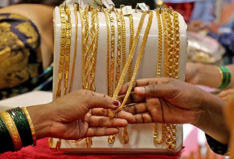 &copy; Reuters. 金の国際調査機関ワールド・ゴールド・カウンシル（ＷＧＣ）は２８日、上期のインドの金需要が前年比４割以上の増加になったとのリポートを発表した。ムンバイで昨年１１月撮影。（２