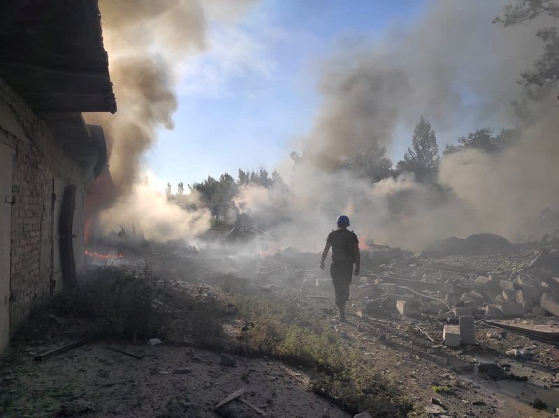 &copy; Reuters. Membro de equipe de resgate caminha entrev escombros de área residencial destruída por ataque militar russo na região ucraniana de Donetsk
27/09/2022 Serviço de Imprensa do Serviço de Emergência Estatal da Ucrânia/Divulgação via REUTERS